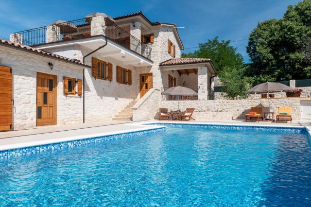 Stone house with pool and yard - Villa Histra