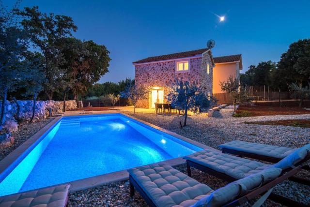 Romantic villetta - pool, nature, privacy - by TRAVELER tourist agency Krk - ID 2182