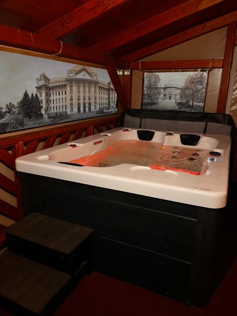 B-HAUSE zárt parkolóval és jacuzzival