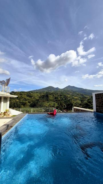 Teras Luhur Villa dengan Infinity Pool