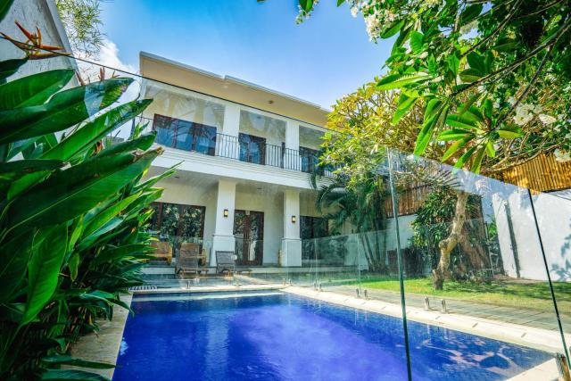 Villa Gigi - Sumptuous 3BR Family Villa in the very Heart of Canggu