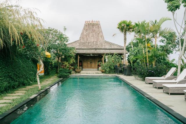 Classic cabin by the pool