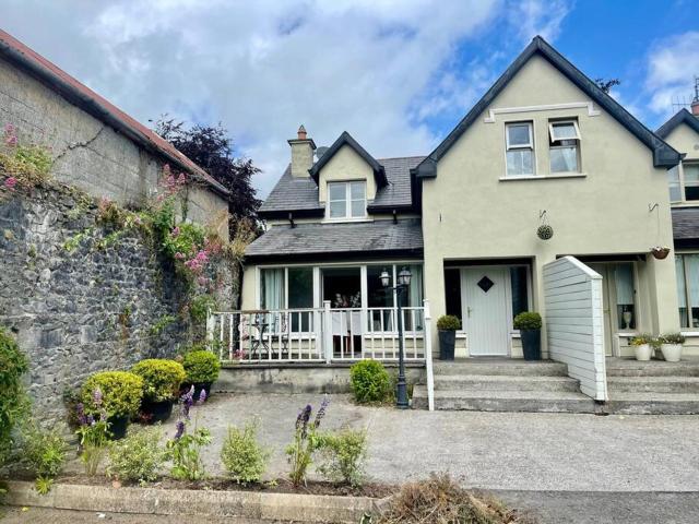 Elegant Townhouse steps from historic Birr Castle