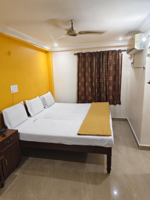 Hotel Sahasra - Opposite to Srinivasam Complex and Walkable Distance from Bus Station