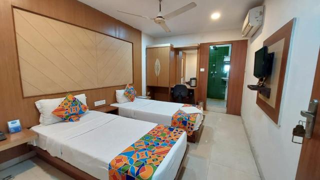 Mor Hotel Park Resort - Near Railway Station-Best Selling & Best Choice of Travellers