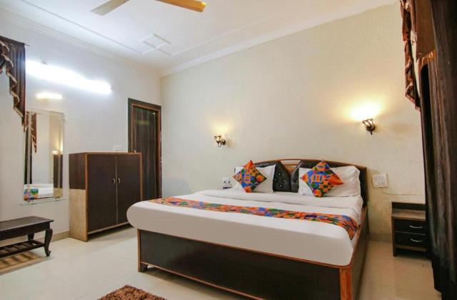 Hotel Royal Respite - Luxury Comfort ! Travellers Delight ! Budget Friendly ! Prime Location ! Guest Favourite