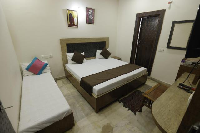 Near Taj Mahal-Basil Inn Home Saty Agra