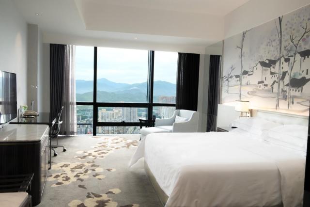 Huaqiang Plaza Hotel Shenzhen, Enjoy Complimentary Mini Bar & Night Snack, Add breakfast - enjoy complimentary afternoon tea