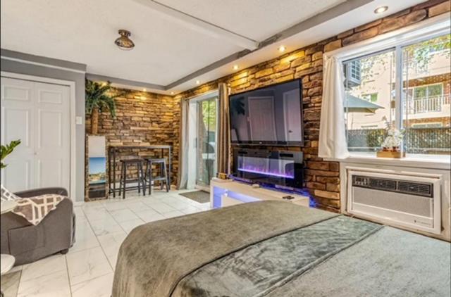 Your Perfect Brooklyn Escape With Fireplace - Comfortable Space, Close to Attractions, Easy Access to Manhattan