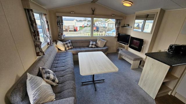 Cosy Static Caravan on 7 Lakes