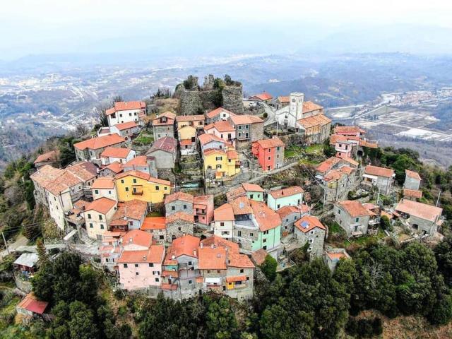 Al Castello di Bibola sulla via Francigena