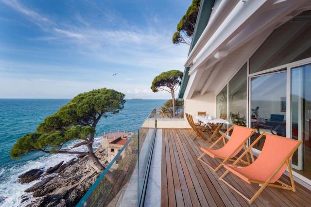 Luxury seaside attic with private sea access