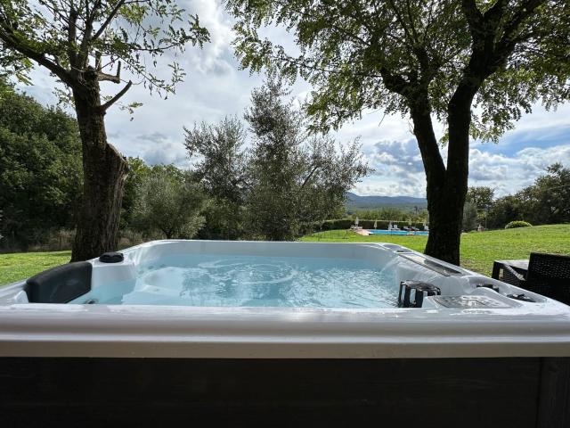 Cottage con Jacuzzi e piscina immersa nel verde