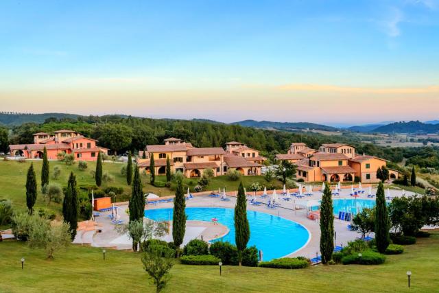 Hotel with swimming pool immersed in the typical Tuscan countryside just 5 minutes from Massa Marittima