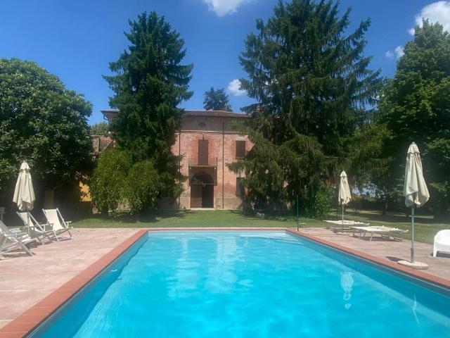 Corte Pagliare Deserto, antico palazzo con piscina