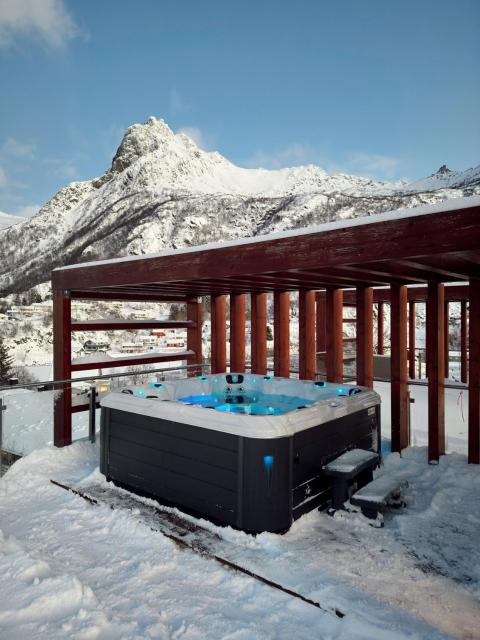 Seaview and private roof top terrace with jacuzzi in Lofoten