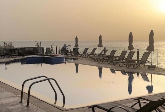 Pink Sunset Beachfront Exotic Room in Batroun