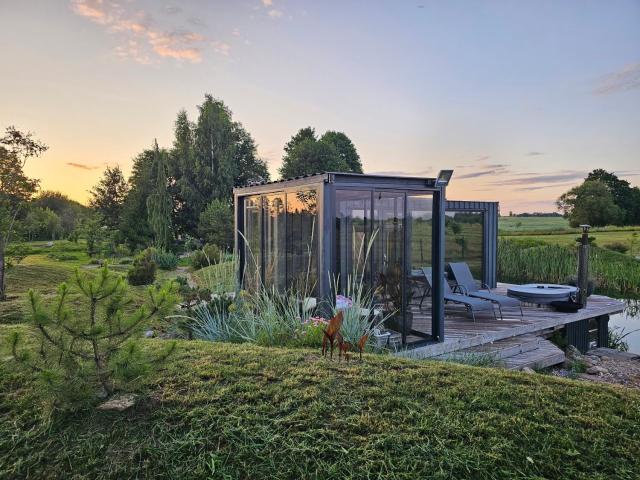 Vaitų Riešutynė - Small shipping container house