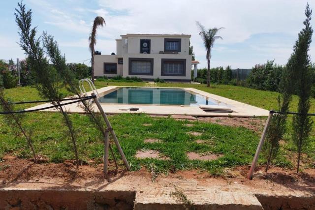 Maison avec piscine dans une ferme benslimane