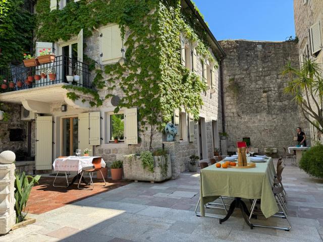 Olea Apartments in a Historic 17th Century Palace Perast