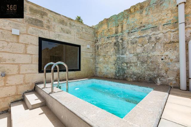 Historical Mdina Gem, Lux HOME with Rooftop Pool by 360 Estates