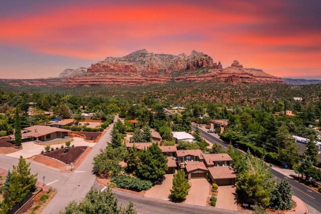 Uptown Sedona Gem: 3-Bed Townhome with Majestic Views and Central Location