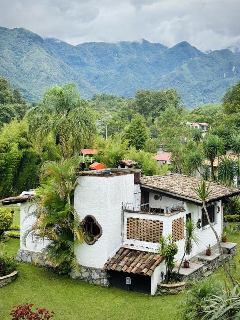 Cabaña con arroyo a orillas de Orizaba