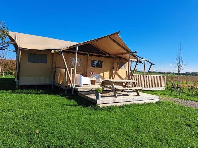 De Hazelaarshof- luxe XL-glampingtent (7-8 personen) nabij De Millingerwaard