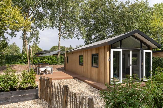 Schitterend 4 persoons Tinyhouse met HOTTUB aan de bossen in Putten 4-16