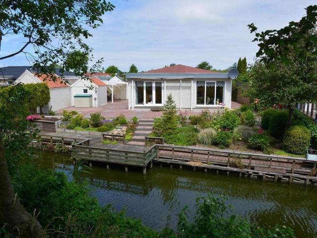 Spacious bungalow with roofed terrace