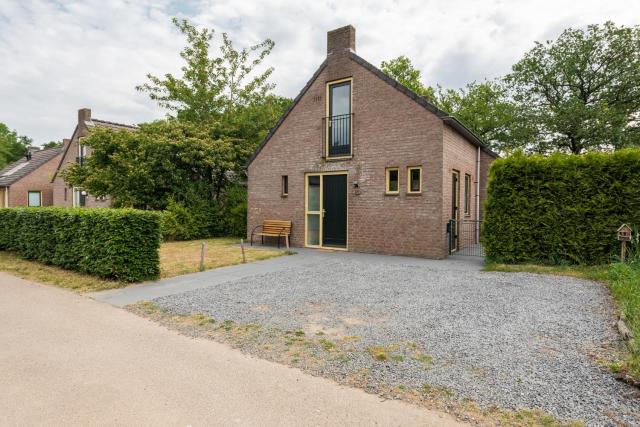 Het Huys Ewijk mooi luxe en een laadpaal