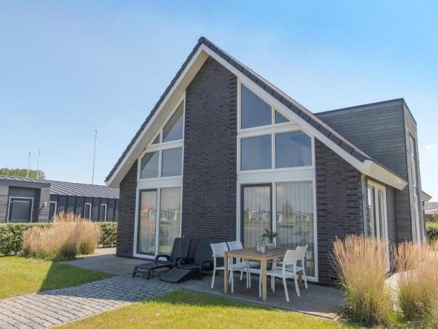 Ruim en licht, comfortabel en stijlvol ingericht huis met uitzicht op het meer 16