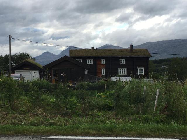 Hyggelig lite bosted ved sjøen, nær sentrum i Valnesfjord