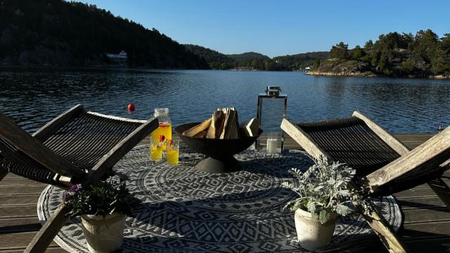 Moderne hytte i vannkanten med tilgang til brygge og båt