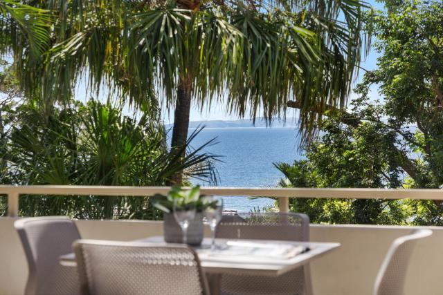 Beachside Chic, Pool & Balcony