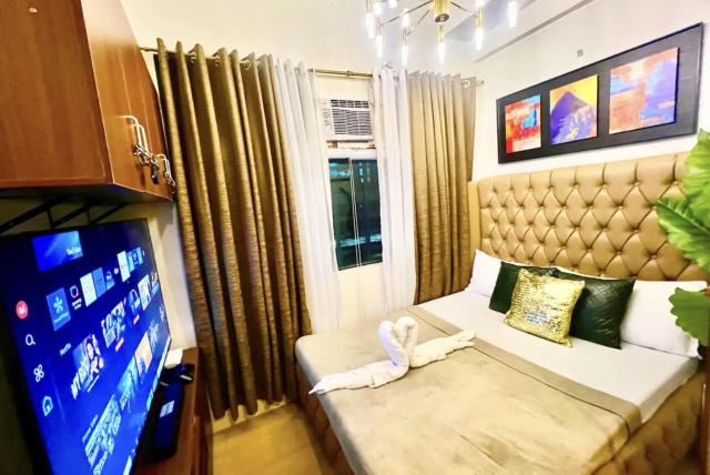 300 Mbps WiFi - 55 inch SMART TV - Alabang condo near Bellevue Hotel Filinvest City