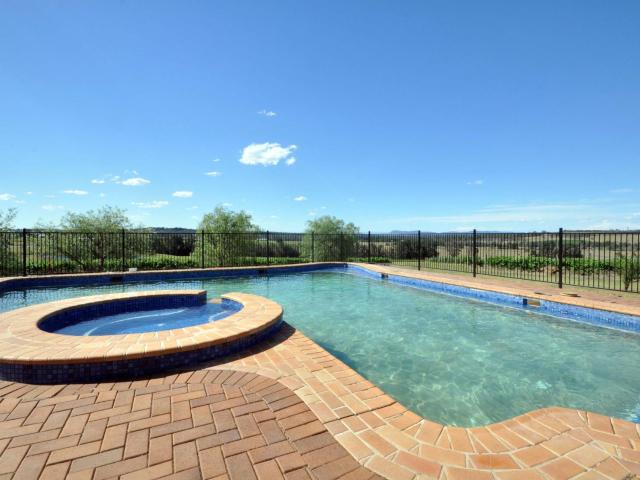 Beggars Bridge Vineyard Homestead with pool and tennis