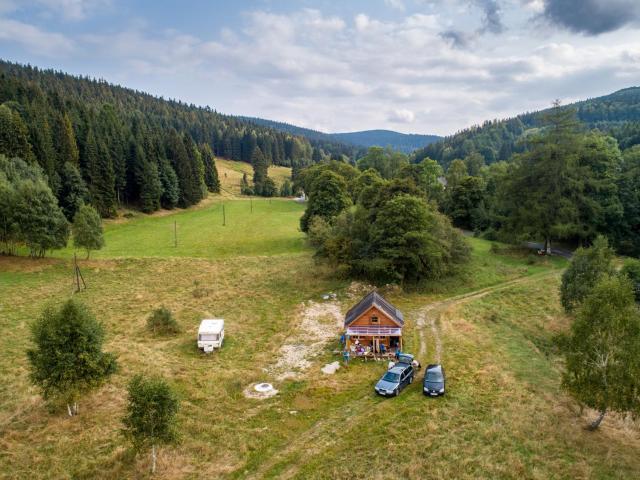 Drewniany domek pod masywem Śnieżnika