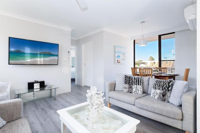 Bellevue, 7 4 Donald Street - renovated unit with air con and Wi-Fi with views & central to CBD