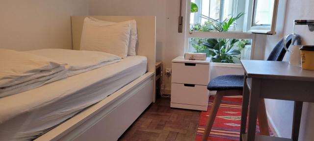 Cozy Room near Airport , Metro and Train Station