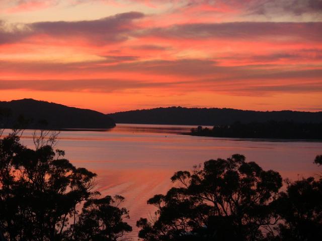 A LAKEHOUSE ESCAPE - a Waterfront Reserve on shores of Lake Macquarie