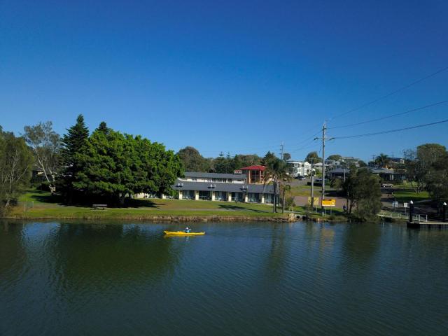 Hibiscus Lakeside Motel