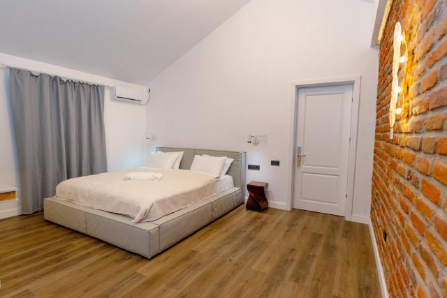 Hotel 5 HILLS DRAGASANI