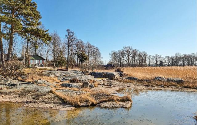 Gorgeous Home In Vänersnäs With Lake View