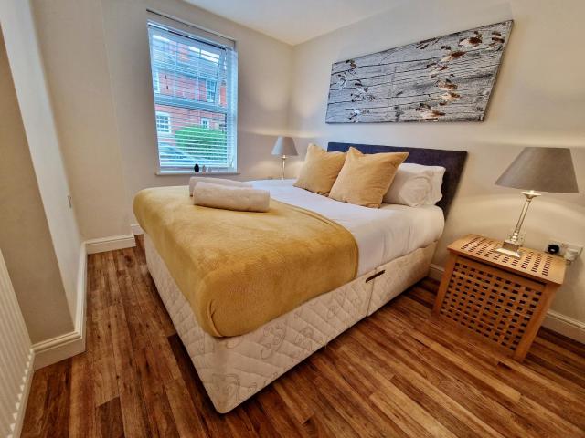 Stunning Luxury Serviced Apartment next to City Centre with Free Parking - Contractors & Relocators