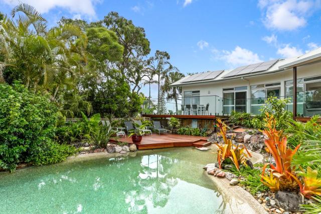 A Tropical Family Oasis in Sunshine Beach