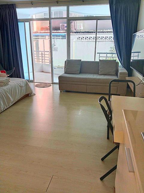 Condo The Beach Bangsaen ห้องติดสระ