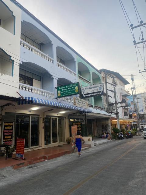 ห้องธรรมดาเกสต์เฮ้าส์ วอล์คกิ้ง สตรีทหาดพัทยา Ordinary Rooms Guest House Walking Street Pattaya Beach by Goad Avadhess Hospitality