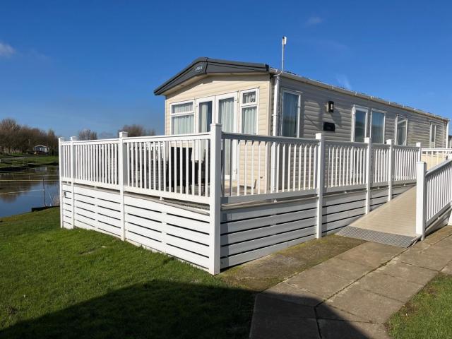 2 bed, 2 bath with decking overlooking the fishing lake at Sand Le Mere