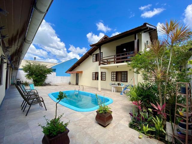 Casa com Piscina no Morro das Pedras